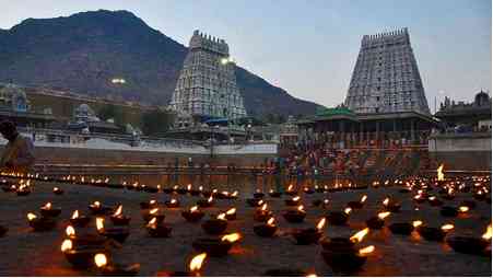 Grand Mahadeepam festival in TN's Tiruvannamalai, lakhs of devotees converge