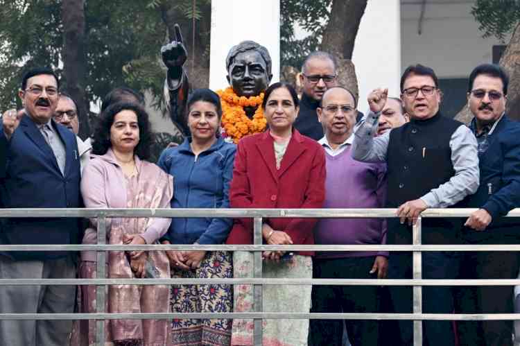 हिंदू कॉलेज में डॉ मंगल सैन को पुष्पांजलि अर्पित कर किया नमन