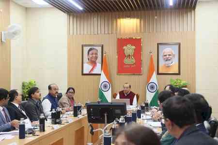 Delhi: L-G, CM warn officials against negligence in fight against pollution