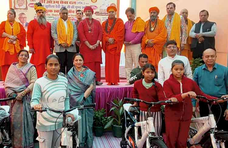 अंतर्राष्ट्रीय दिव्यांग दिवस पर जरूरतमंदों को सिलाई मशीनें, साइकिल व दिव्यांगजनों को कृत्रिम अंग वितरित किए