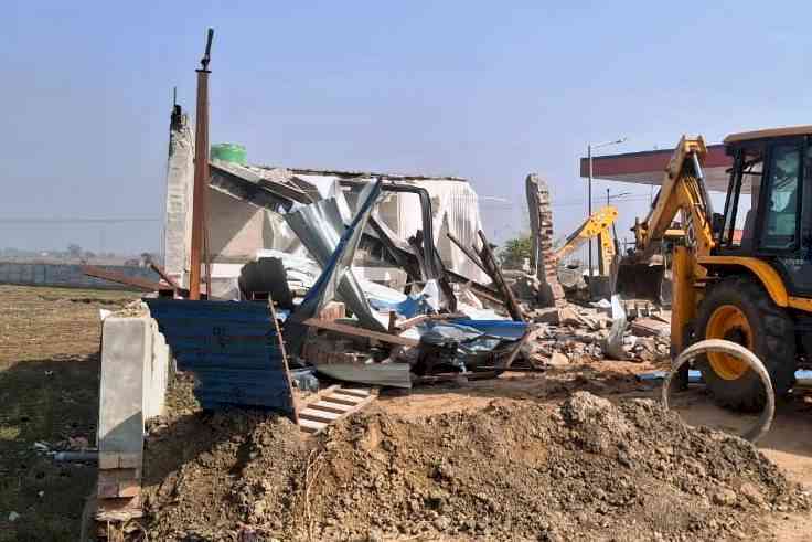 महम में 4 अवैध कॉलोनी व बहलबा में अवैध संरचना पर चला प्रशासन का पीला पंजा