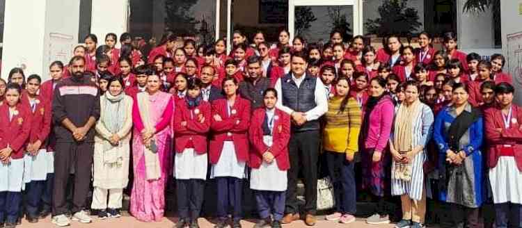 स्कूली छात्राओं को दी होटल प्रबंधन में मौजूद करियर विकल्पों की जानकारी