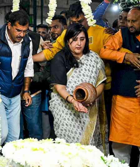BJP MP Bansuri Swaraj immerses father Swaraj Kaushal’s ashes in Ganga; condolence meet on Dec 7
