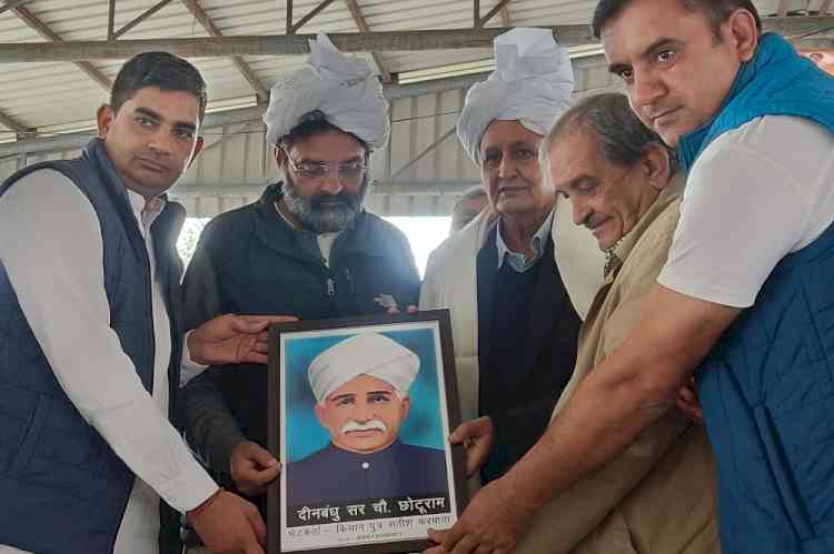 पूर्व सांसद बृजेंद्र सिंह की सद्भाव यात्रा महम के ऐतिहासिक चबूतरे पर पहुंची