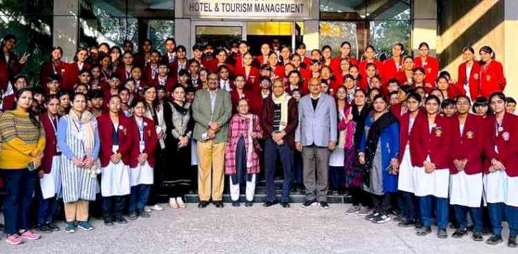 नवोदय विद्यालय की छात्राओं ने किया आईएचटीएम का शैक्षणिक भ्रमण