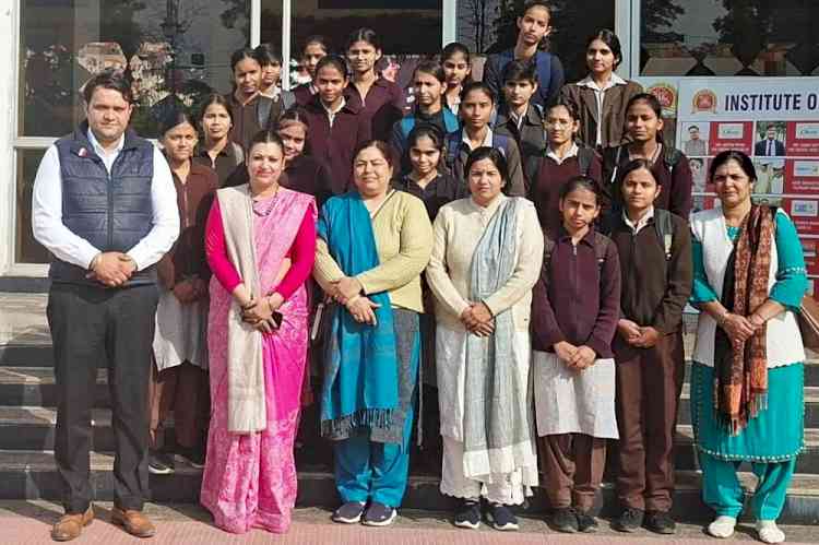 स्कूली छात्राओं ने आईएचएम में सीखे लजीज सैंडविच बनाने