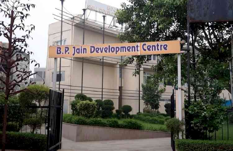 जरूरतमंदों को वस्त्र दान के लिए काउंटर बनाए