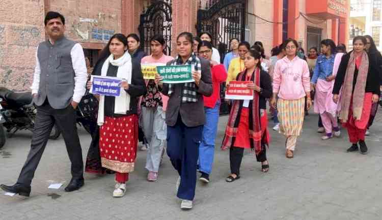 विशेष अधिकारी (स्वच्छता) प्रदीप कौशिक ने स्वच्छता जागरूकता रैली को दिखाई हरी झंडी