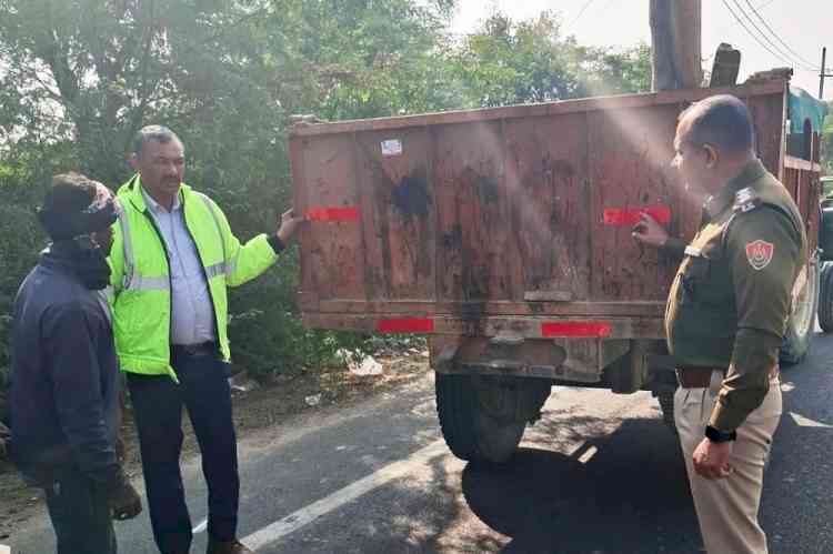 धुंध व कोहरे में सुरक्षा के लिए यातायात पुलिस द्वारा वाहनों पर रिफ्लेक्टिव टेप लगाने का अभियान जारी