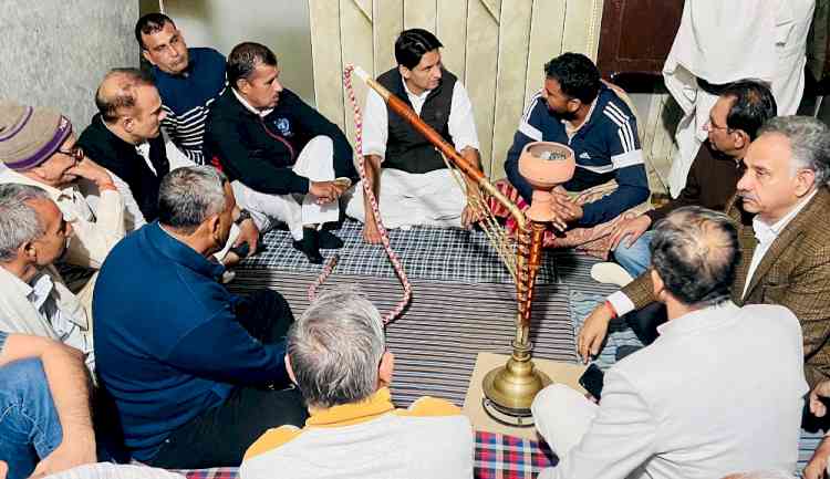 सांसद दीपेन्द्र हुड्डा ने गांव हमायुंपुर पहुंच कर रोहित धनखड़ की हत्या पर शोक व्यक्त किया