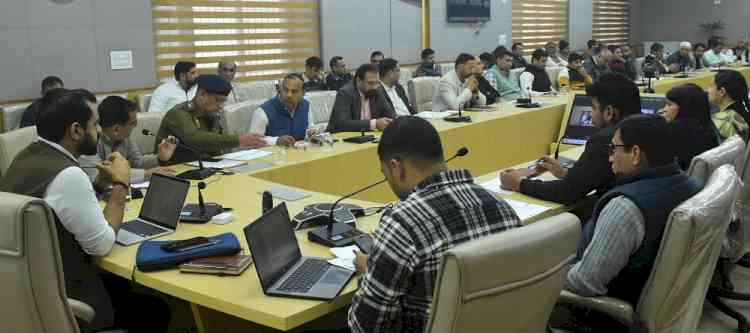 एडीसी नरेंद्र कुमार ने दिए समाधान शिविर व अन्य पोर्टल की लंबित शिकायतों के तुरंत निपटारे के निर्देश