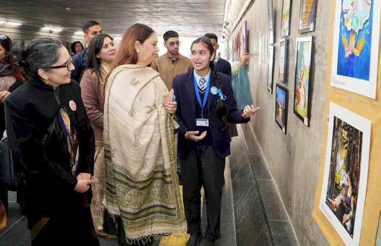Students Showcase Artistic Talent to Support Education for Underprivileged Children