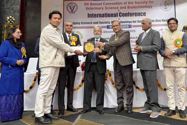 बेस्ट ओरल प्रेजेंटेशन अवॉर्ड से नवाजा गया डॉ. हरि मोहन को