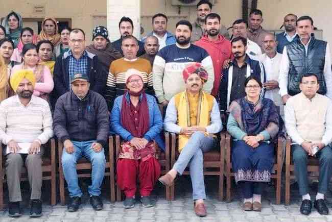 लोकतांत्रिक व्यवस्था को मजबूत बनाने में पंचायत समिति की भूमिका अत्यंत महत्वपूर्णः डॉ. वीरेंद्र चौहान