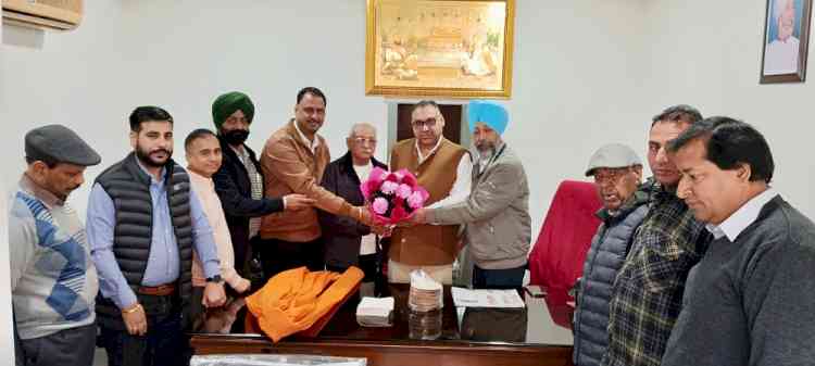 Pawan Dewan Meets Residents of Block J, BRS Nagar; Says People Are Deeply Troubled by AAP Government’s Policies