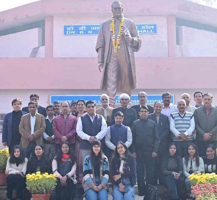 भारत रत्न डॉ. भीमराव अंबेडकर के महापरिनिर्वाण दिवस पर पुष्पांजलि अर्पित की