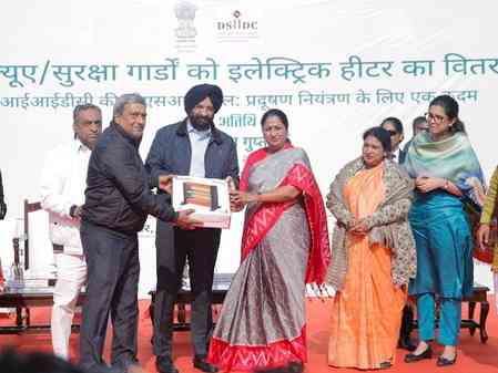 Delhi CM gives electric heaters to watchmen, suggests avoiding 'outdoor bonfires'