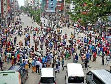 Bangladesh: Mobile phone traders, students hold protest in Dhaka 