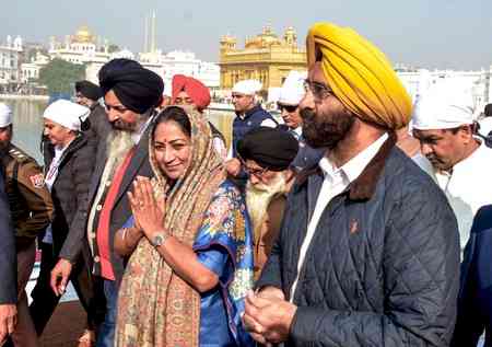 Delhi CM Gupta, Ministers offer prayers at Golden Temple in Amritsar