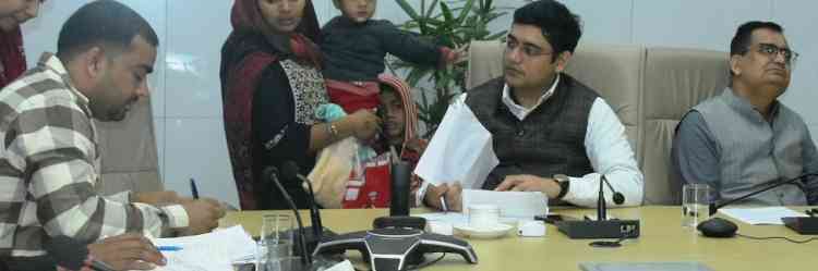 रोहतक में समाधान शिविर में हुई नागरिकों की शिकायतों की सुनवाई