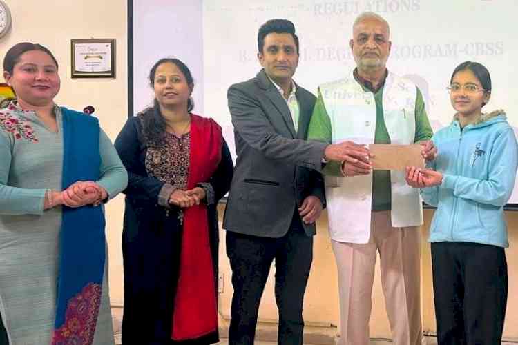 फार्मेसी विभाग में इंडक्शन प्रोग्राम, मेधावी विद्यार्थियों को मिली स्कॉलरशिप