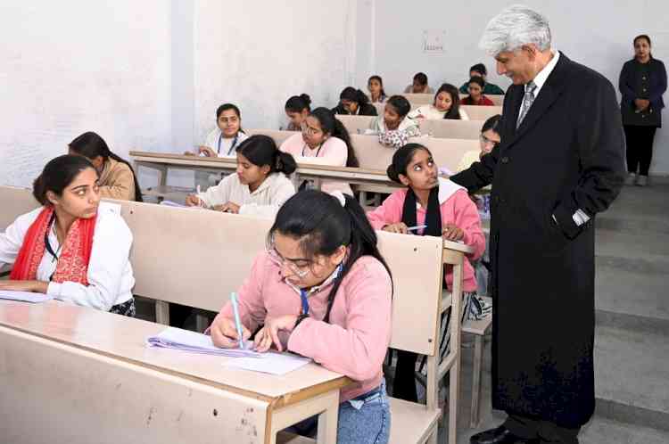कुलपति ने किया परीक्षा केंद्रों का औचक निरीक्षण