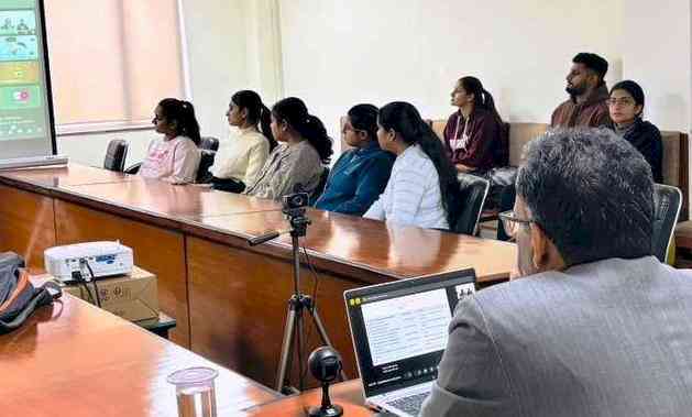 फार्मेसी विभाग में हेल्थकेयर उद्योग और सामुदायिक स्वास्थ्य पर व्याख्यान आयोजित