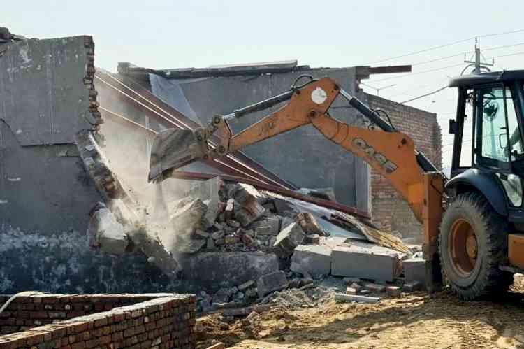 गांव भैयापुर व बोहर में तीन अवैध कॉलोनियों पर चला प्रशासन का पीला पंजा