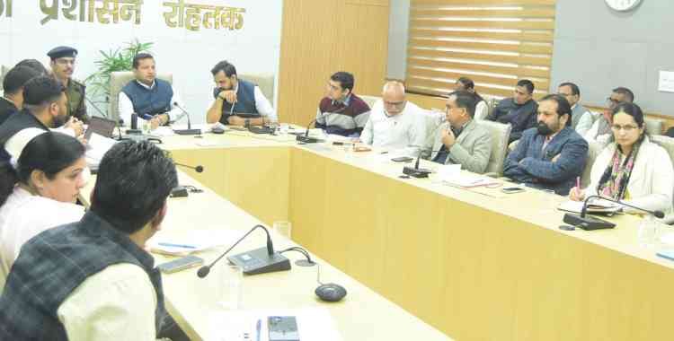 उपायुक्त सचिन गुप्ता ने जन शिकायत पोर्टलों की लंबित शिकायतों का रविवार तक निपटारा करवाने के निर्देश दिए