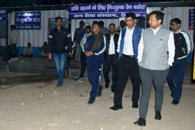 उपायुक्त सचिन गुप्ता ने निगमायुक्त डॉ. आनंद शर्मा के साथ लिया रैन बसेरों में सुविधाओं का जायजा
