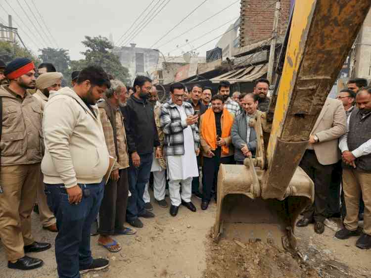 MLA Bagga kick starts Rs 23 lakh project to install sewer lines on Chand cinema road and adj. areas