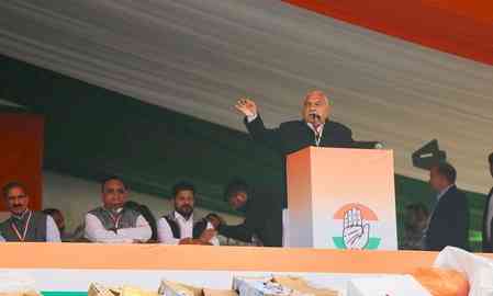 Hooda backs Rahul Gandhi, says EC has failed in its duty