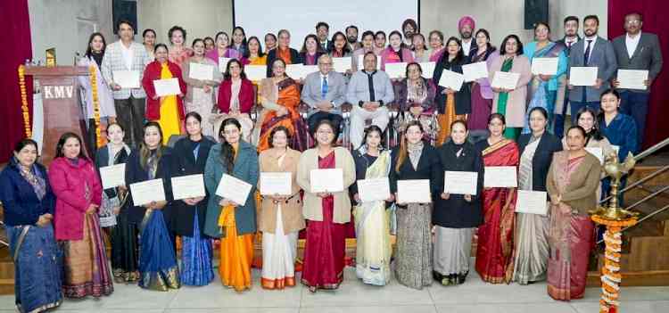 KMV concludes One-month Faculty Development Programme with Valedictory Ceremony