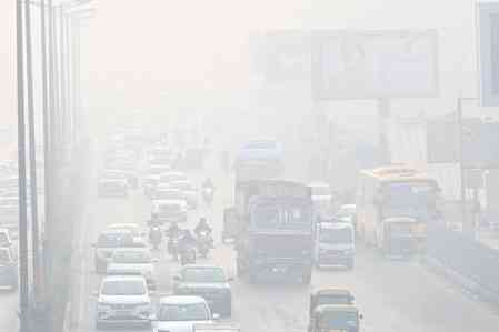 Thick layer of smog blankets Delhi-NCR, air quality stays in 'severe' zone