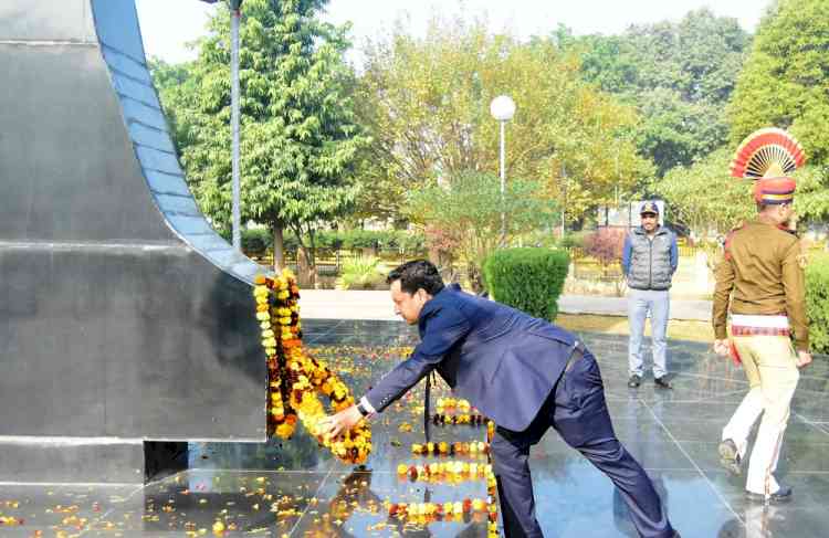 DC Sachin Gupta Pays Floral Tributes at State War Memorial on 55th Vijay Diwas; Calls Upon Youth to Join Armed Forces
