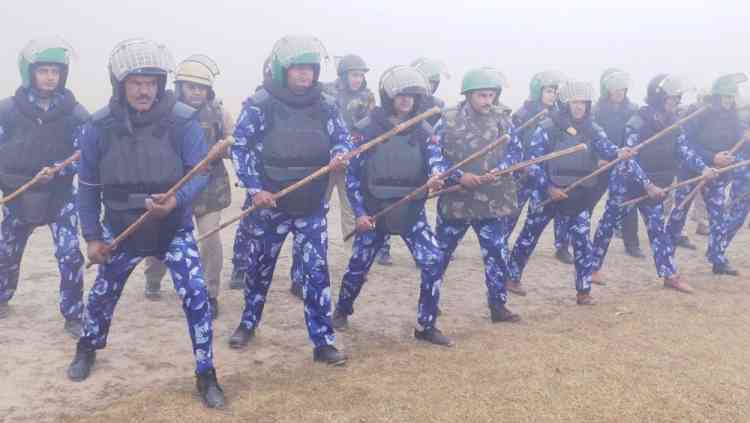 पुलिसकर्मियों ने दंगा निरोधक व कानून व्यवस्था से निपटने के लिए पुलिस लाईन में किया अभ्यास