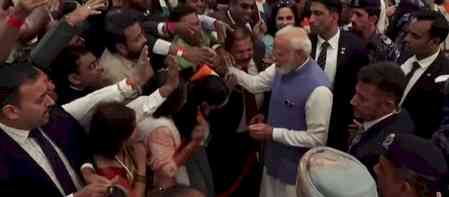 PM Modi receives rousing welcome from Indian community in Oman