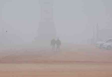 Delhi-NCR wakes up to thick smog as AQI slips back into 'severe' zone