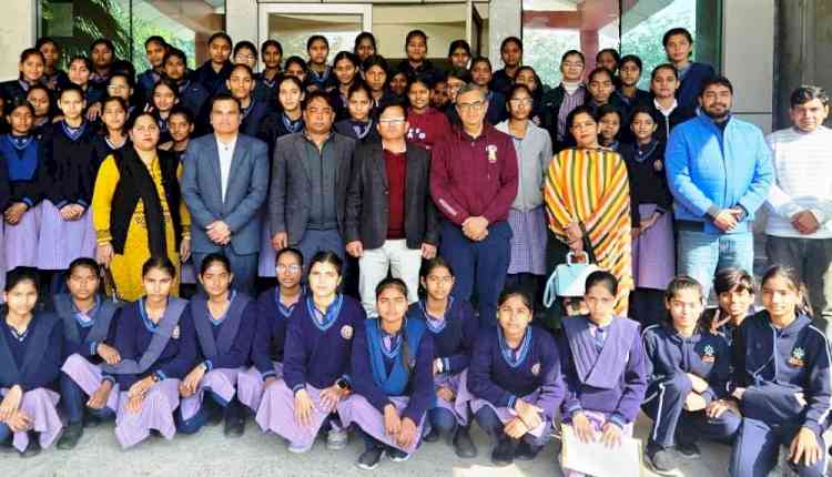 स्कूली छात्राओं ने किया डेफेटेरिया स्टार्टअप का शैक्षणिक भ्रमण
