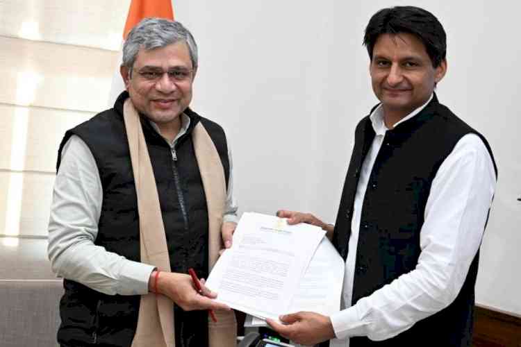 फर्रुखनगर-झज्जर-चरखी दादरी-लोहारू रेल लाइन जल्द बिछाने की मांग को लेकर रेल मंत्री अश्विनी वैष्णव से मिले सांसद दीपेन्द्र हुड्डा
