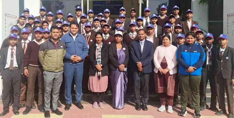 एनएसएस स्वयंसेवकों ने किया आईएचएम का शैक्षणिक भ्रमण