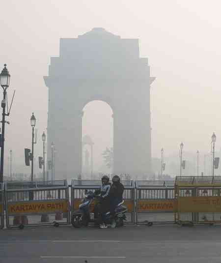 Delhi chokes under ‘very poor’ air as AQI slips; dense fog disrupts flights