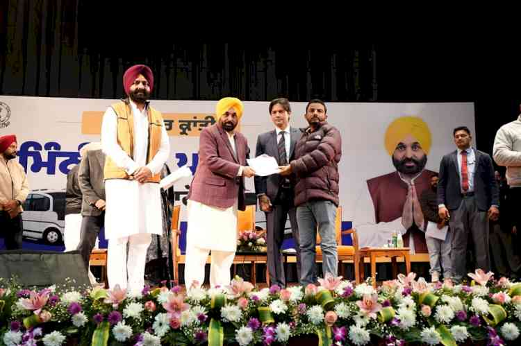 CM Bhagwant Singh Mann’s major step to break monopoly transport sector, hands over 505 mini bus permits to youth under ‘Rozgar Kranti Scheme’*