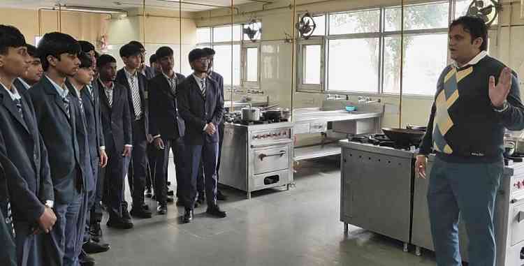 जेएनवी के छात्रों ने किया आईएचएम का शैक्षणिक भ्रमण