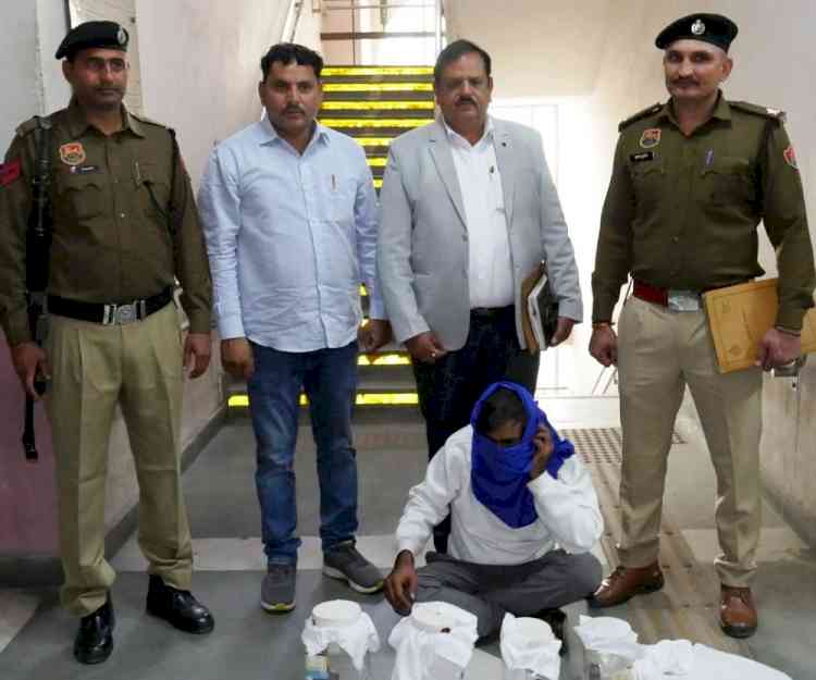 ऑपरेशन हॉट स्पॉट डोमिनेशनः 17 आपराधिक मामलों में आरोपी युवक अवैध हथियार सहित काबू