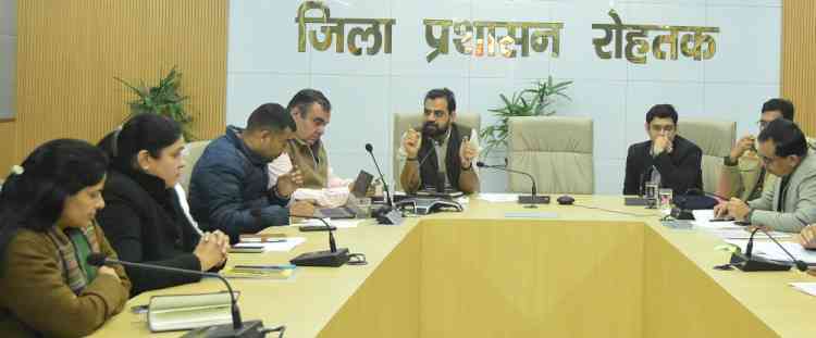 एडीसी नरेंद्र कुमार ने सभी पोर्टलों पर प्राप्त शिकायतों का तुरंत निपटारा करने के निर्देश दिए