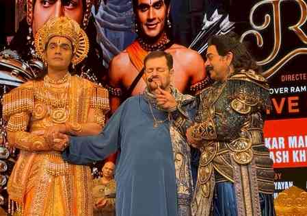 Ashutosh Rana honors art and music with Nitin Mukesh’s soulful stage performance