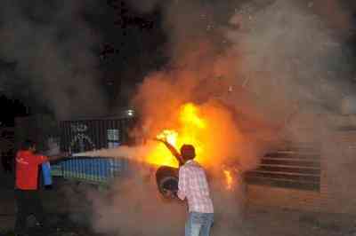 Bangladesh: Journalists protest against attacks on offices of media outlets