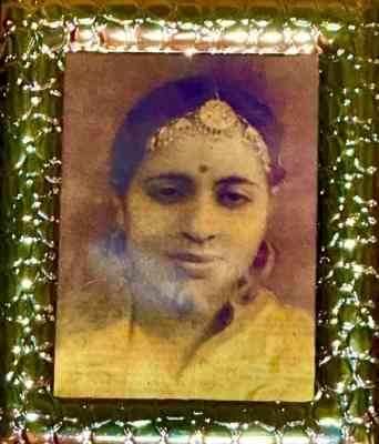 Amitabh Bachchan remembers mother Teji Bachchan on 18th death anniversary