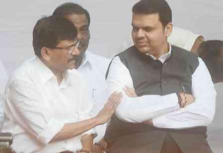 Maha: Verbal duel broke out between Fadnavis and Sanjay Raut